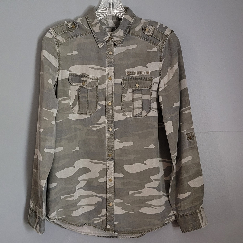 Express Boyfriend Olive Green Camo Button-Front Shirt. Size XS